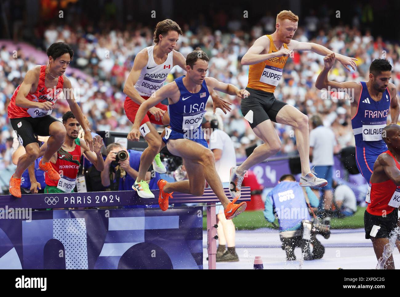 Parigi, Francia. 5 agosto 2024. I corridori gareggiano nel primo turno Steeplechase maschile 3000m allo Stade de France durante la gara di atletica leggera dei Giochi Olimpici di Parigi 2024 a Parigi, Francia, lunedì 5 agosto 2024. Foto di Maya Vidon-White/UPI. Crediti: UPI/Alamy Live News Foto Stock