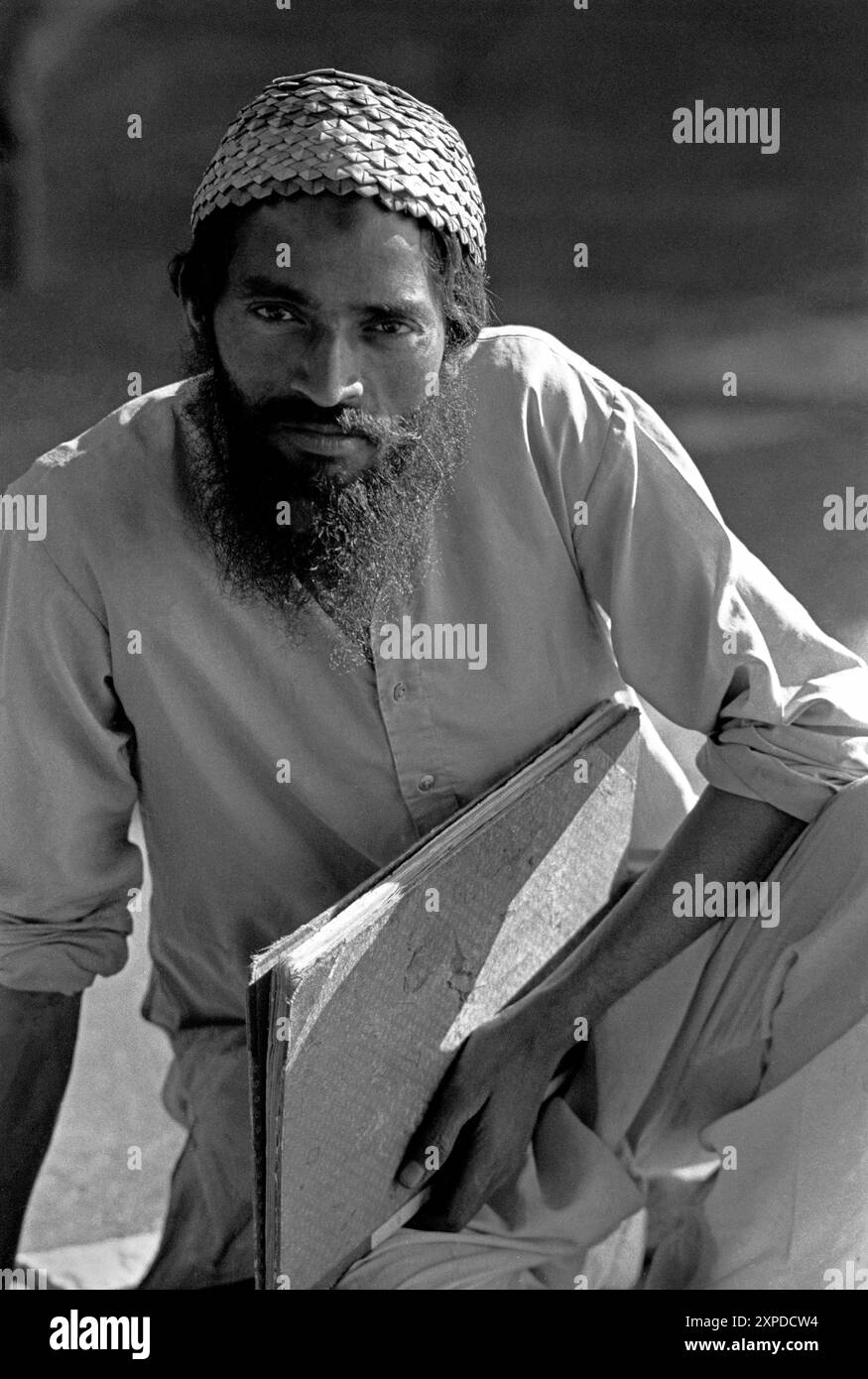 Un insegnante di scuola con il suo piano di lezioni - Agra India, 1989 Foto Stock