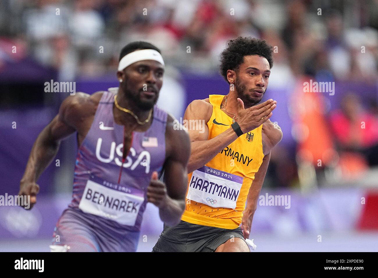 Saint Denis, Francia. 5 agosto 2024. Olimpiadi, Parigi 2024, Atletica, Stade de France, 200 m, uomini, Heats, Joshua Hartmann dalla Germania in azione con Kenneth Bednarek dagli Stati Uniti. Crediti: Michael Kappeler/dpa/Alamy Live News Foto Stock