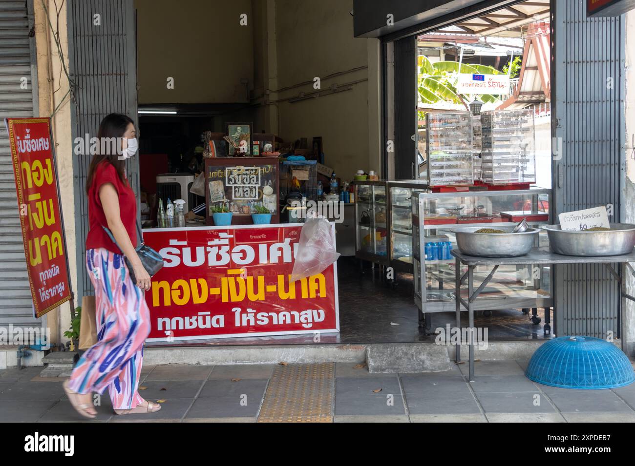 BANGKOK, THAILANDIA, 16 GIUGNO 2024, Un negozio che offre l'acquisto di oro, argento e nichel a prezzi elevati. Foto Stock