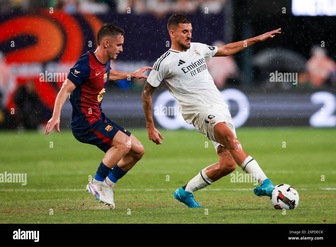 3 agosto 2024: East Rutherford, NJ, USA; il centrocampista del Real Madrid Dani Ceballos (19) ottiene il possesso contro il centrocampista del Barcellona Marc Casado (30) durante Foto Stock