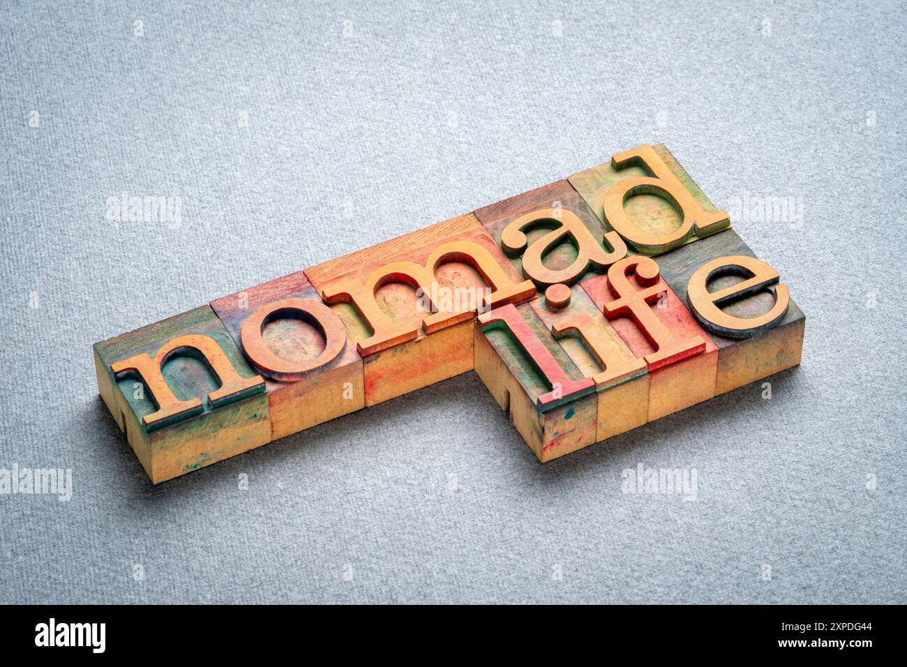 nomad life - testo in legno tipografico, concetto di stile di vita nomade Foto Stock
