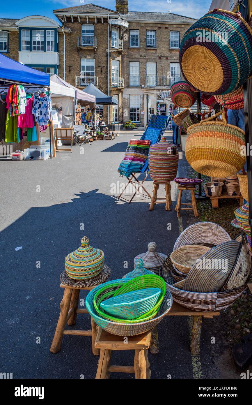 Venditore di cestini nel mercato di strada di Southwold, Suffolk, Inghilterra. Bancarelle tradizionali del mercato di strada. Colorato. Estate. Foto Stock