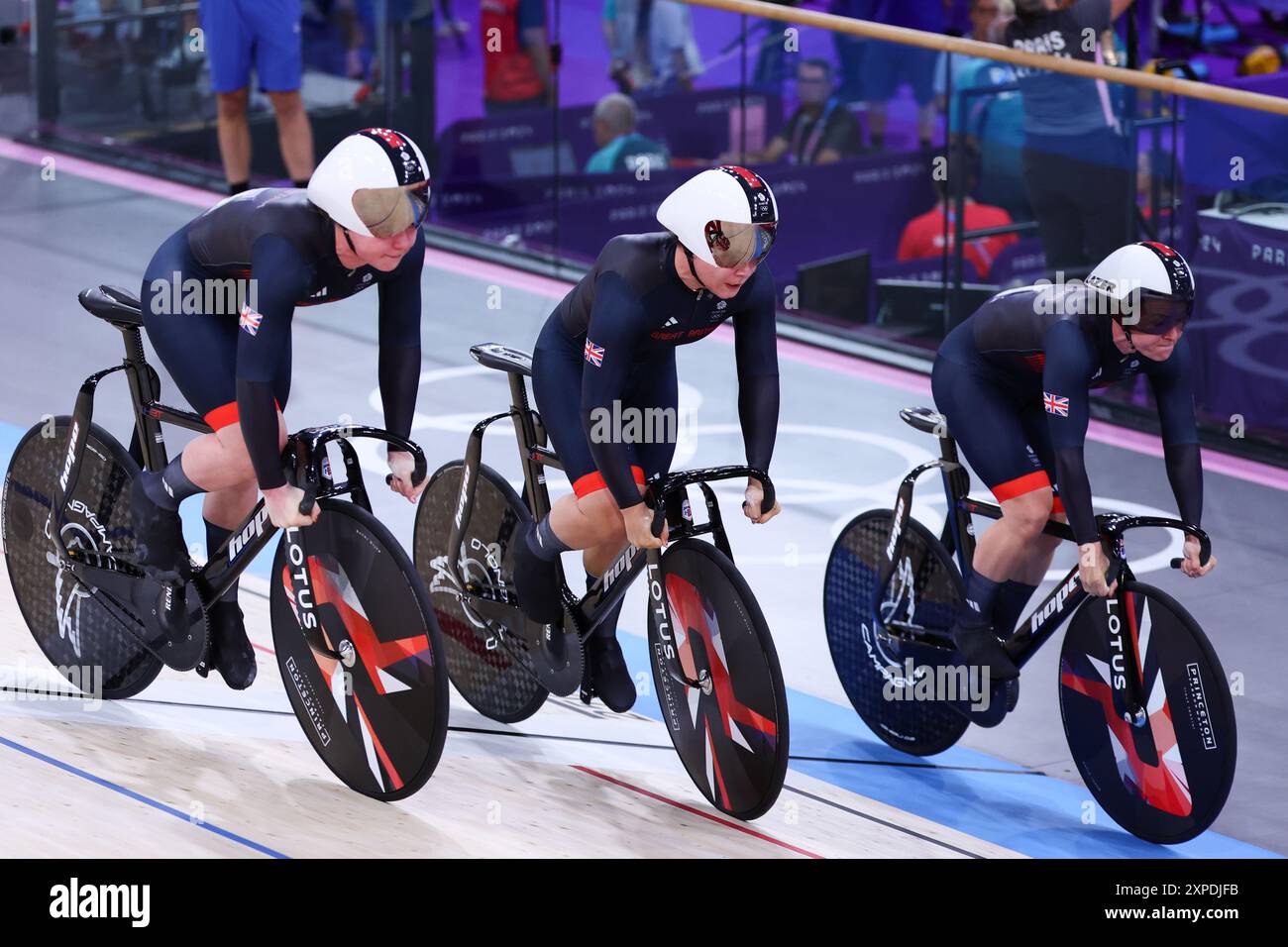 Parigi, Francia. 5 agosto 2024. Katy Marchant, Sophie Capewell e Emma Finucane, della Gran Bretagna, decollano nel WomenÕs Team Sprint, Cycling Track durante le Olimpiadi del 2024 da Parigi, Francia, il 5 agosto 2024. Solo per uso editoriale, licenza richiesta per uso commerciale. Non utilizzare in scommesse, giochi o pubblicazioni di singoli club/campionato/giocatori. Crediti: UK Sports Pics Ltd/Alamy Live News Foto Stock