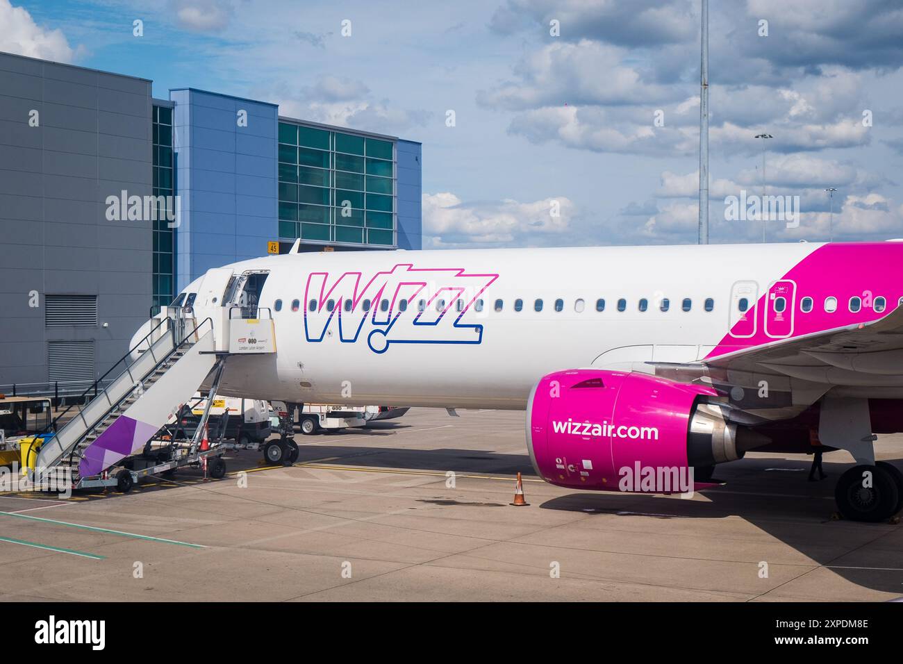 Londra, Regno Unito - 26 luglio 2024: Aeroplano Wizz all'aeroporto di Luton. Foto Stock