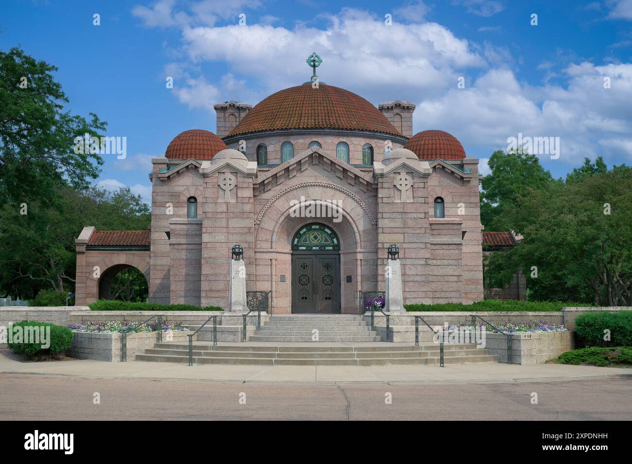 Esterno e ingresso alla Cappella commemorativa del cimitero di Lakewood al 3600 di Hennepin Avenue a Minneapolis Foto Stock