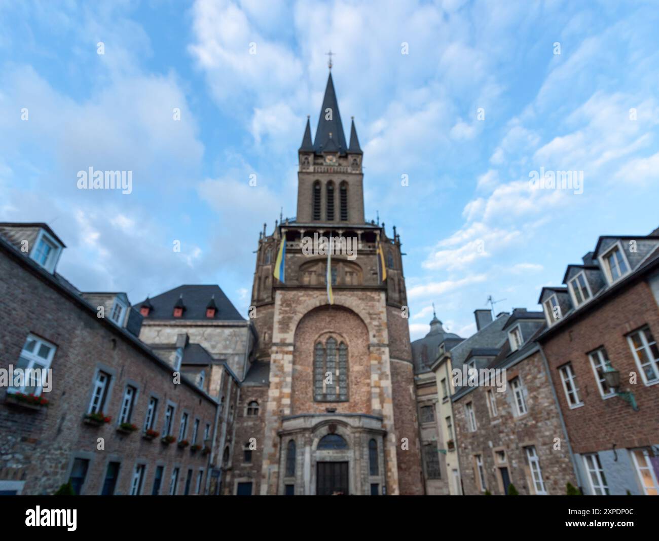Cattedrale di Aquisgrana (Aachener Dom) vista da ovest. La facciata occidentale della cattedrale è in stile romanico di origine carolingia con una facciata Foto Stock