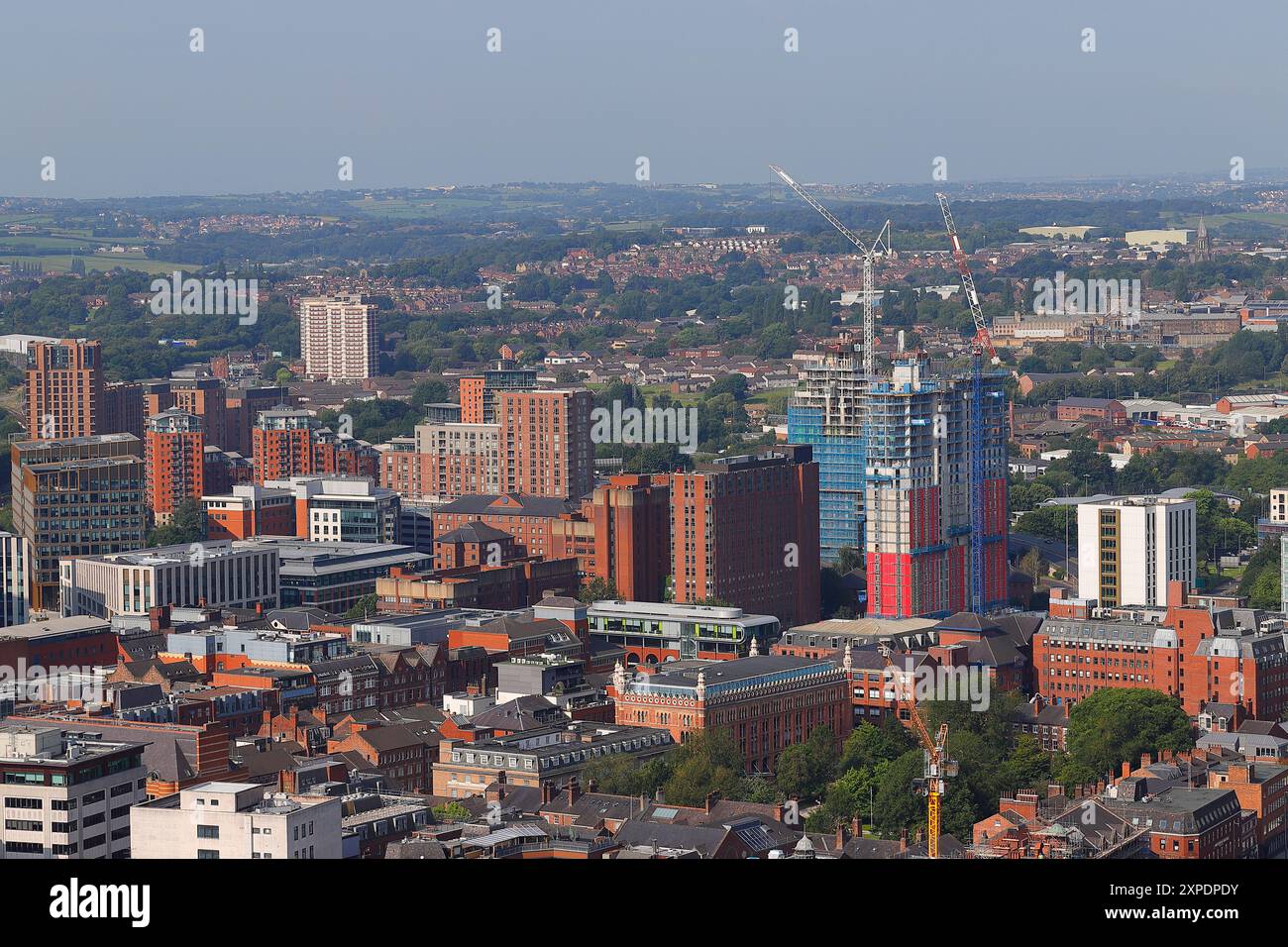 Una vista elevata del centro di Leeds dal tetto del nuovo edificio di appartamenti Scape. Foto Stock