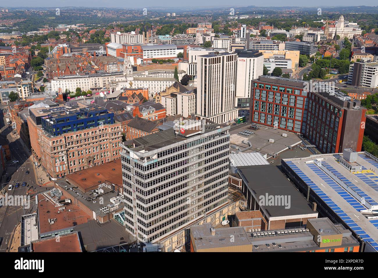 Una vista elevata del centro di Leeds dal tetto del nuovo edificio di appartamenti Scape. Foto Stock