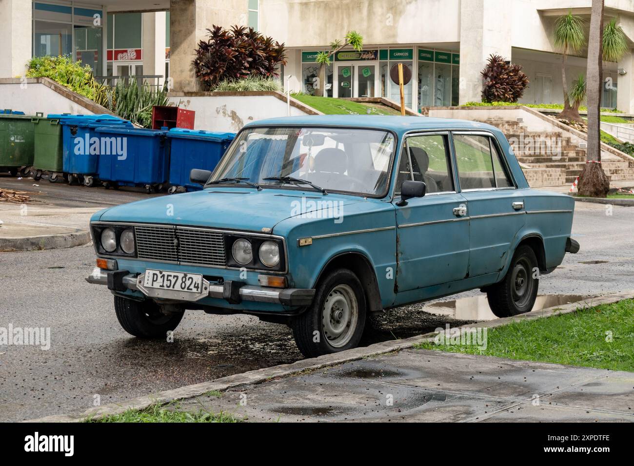 L'AVANA, CUBA - 28 AGOSTO 2023: Lada VAZ 2106 auto russa nelle strade di l'Avana, Suba Foto Stock