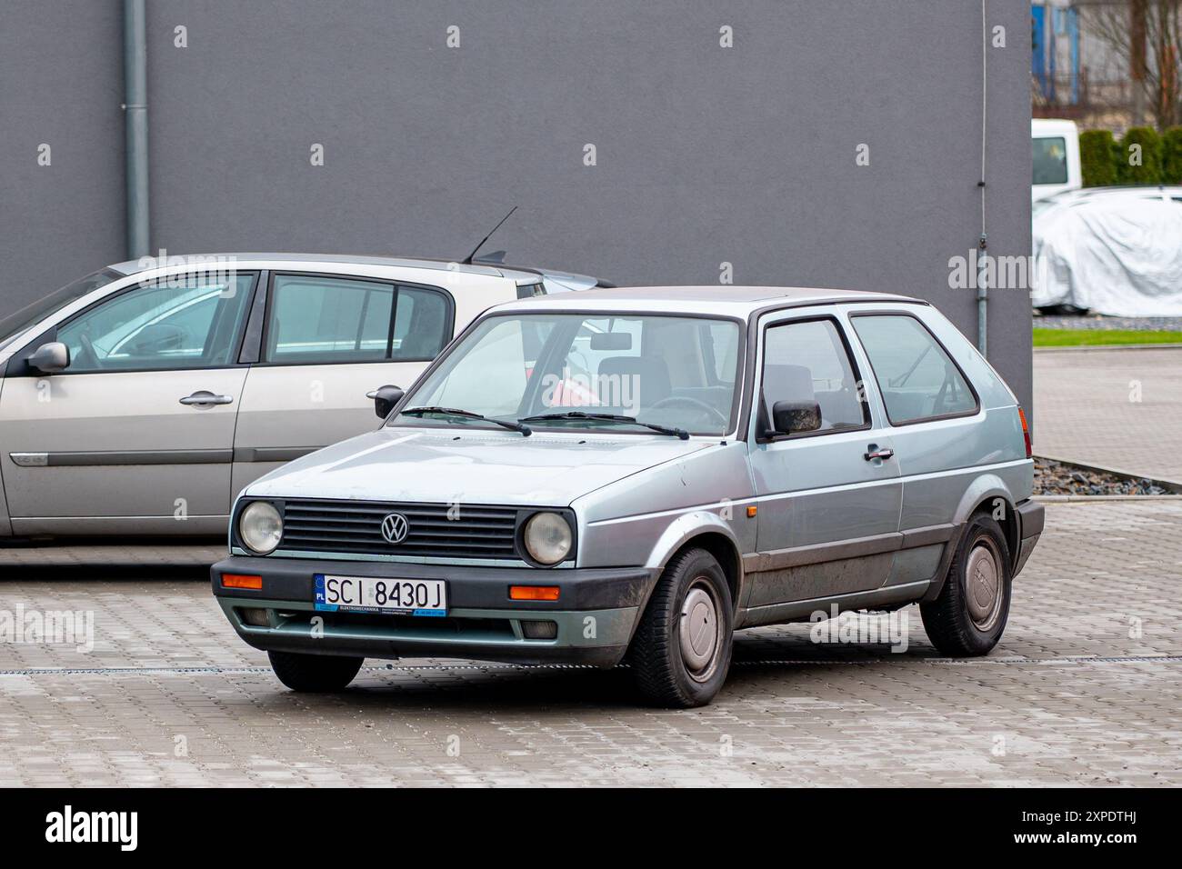 SENOV, CECHIA - 1 MARZO 2024: Silver Volkswagen Golf Mk2, vecchia auto a 3 porte parcheggiata Foto Stock