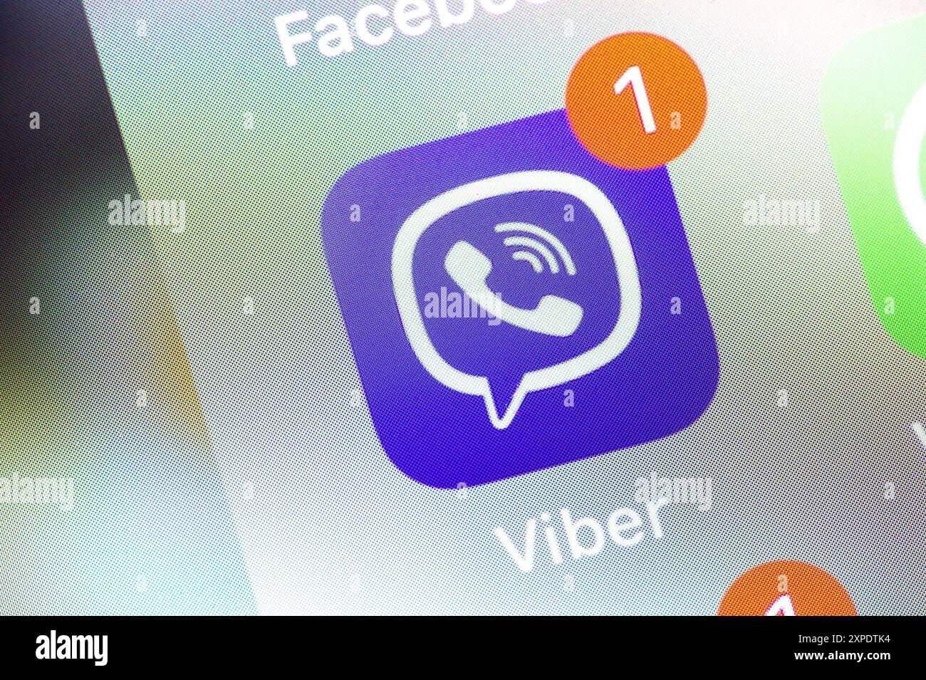 OSTRAVA, CECHIA - 27 LUGLIO 2024: App mobile Viber installata sullo smartphone iPhone, icona sullo schermo LCD Foto Stock