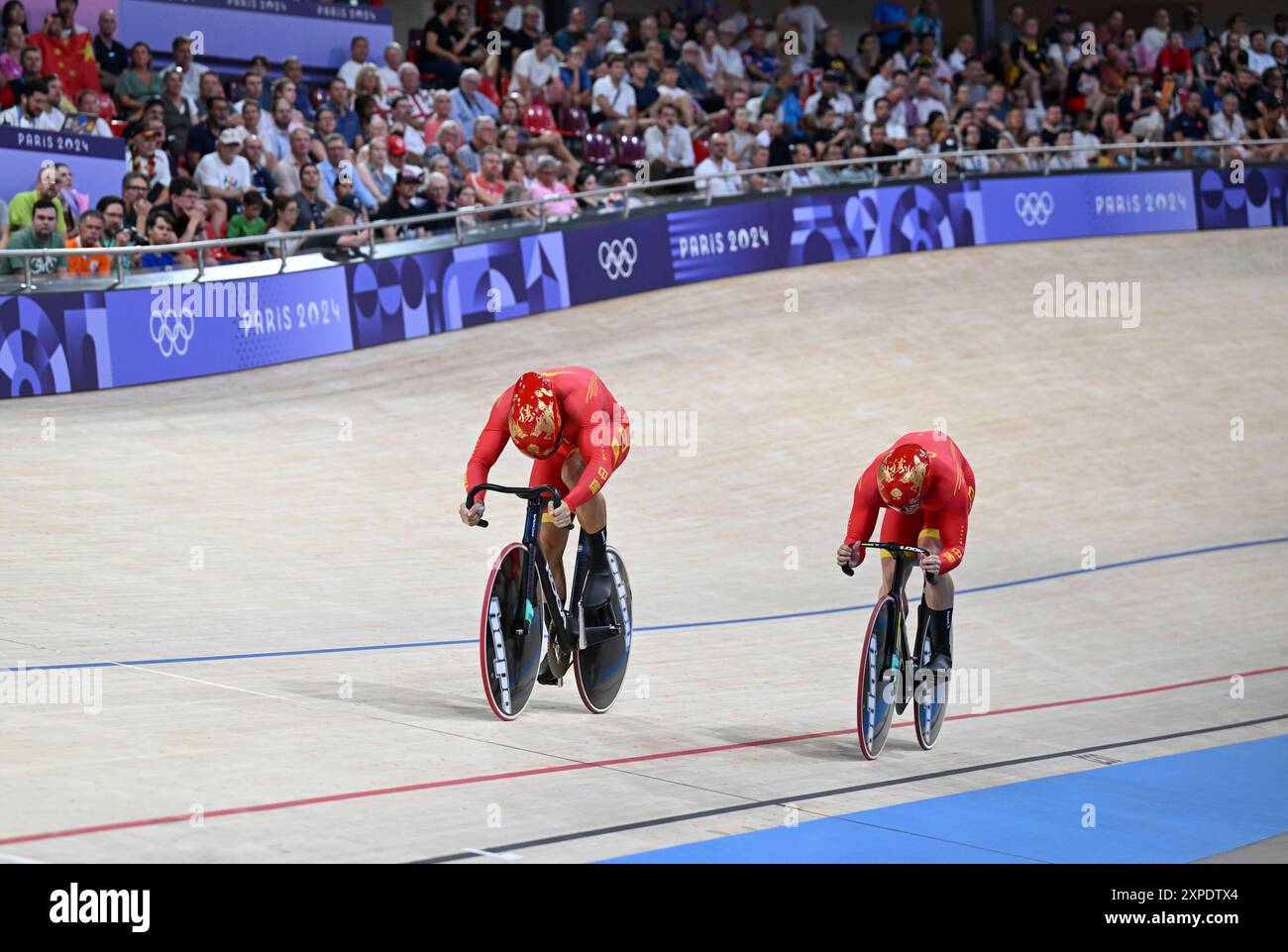Parigi, Francia. 5 agosto 2024. Gli atleti cinesi gareggiano durante le qualificazioni sprint a squadre maschili agli eventi di ciclismo su pista ai Giochi Olimpici di Parigi 2024 a Parigi, Francia, il 5 agosto 2024. Crediti: HU Huhu/Xinhua/Alamy Live News Foto Stock