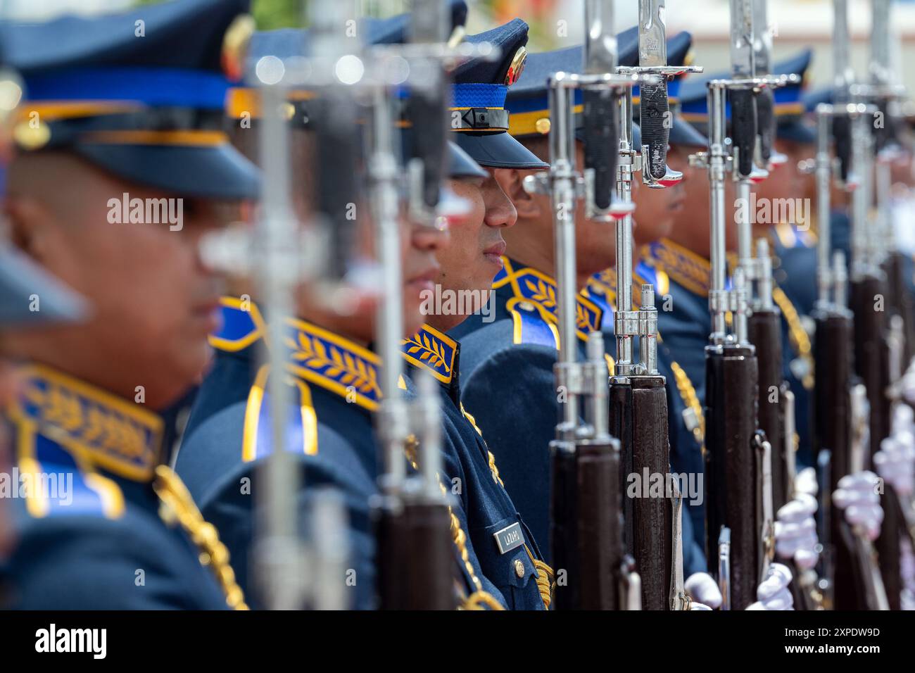 Manila, Filippine. 5 agosto 2024. Dopo la sua visita a Manila, il ministro della difesa Pistorius (SPD) viene visto fuori da una formazione d'onore dell'Aeronautica militare delle Filippine prima della sua partenza. Credito: Soeren Stache/dpa/Alamy Live News Foto Stock