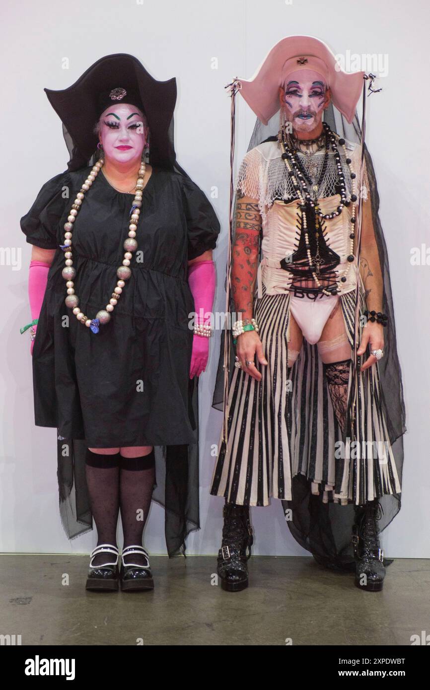 Un ritratto di due delle Sorelle di Perpetual Indulgence al RuPaul's DragCon LA, Los Angeles, California, Stati Uniti d'America Foto Stock