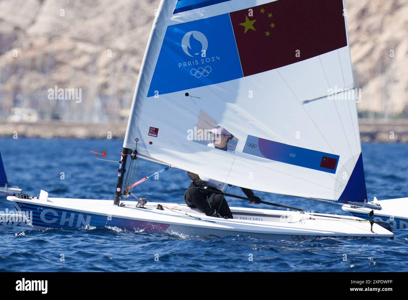 Marsiglia, Francia. 5 agosto 2024. GU min della Cina gareggia durante la gara femminile di gommone 9 delle gare veliche dei Giochi Olimpici di Parigi 2024 al Marsiglia Marina di Marsiglia, Francia, 5 agosto 2024. Crediti: Zheng Huansong/Xinhua/Alamy Live News Foto Stock