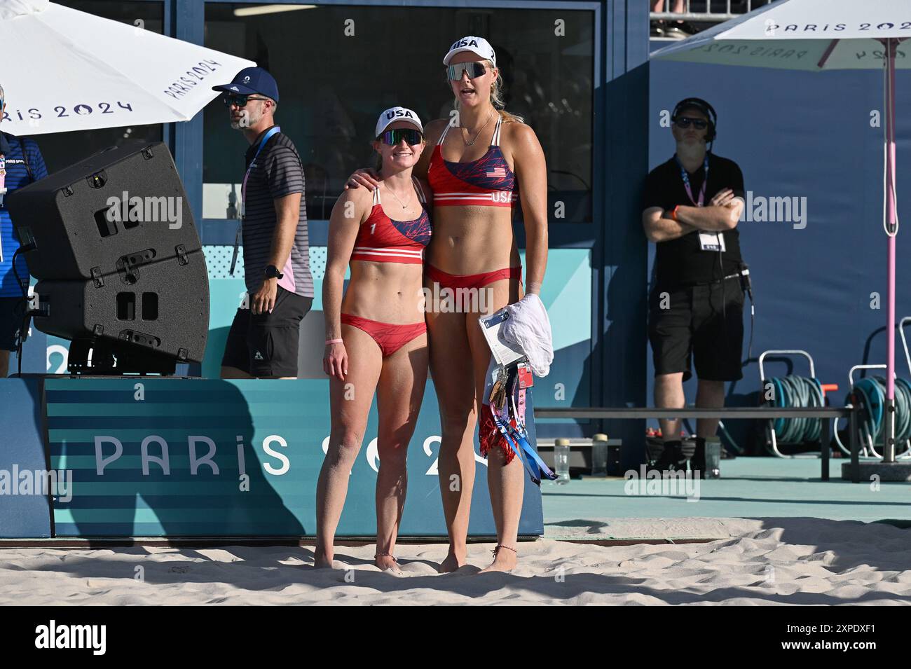 Parigi, fra. 5 agosto 2024. Kristen Nuss e Taryn Kloth del Team USA reagiscono agli applausi degli spettatori dopo aver perso contro il Team Canada durante la gara di Beach volley il 10° giorno dei Giochi Olimpici estivi del 2024 a Parigi, in Francia, il 5 agosto 2024. Melissa Humana-Paredes e Brandie Wilkerson del Team Canada hanno eliminato Kristen Nuss e Taryn Kloth del Team USA. (Foto di Anthony Behar/Sipa USA) credito: SIPA USA/Alamy Live News Foto Stock