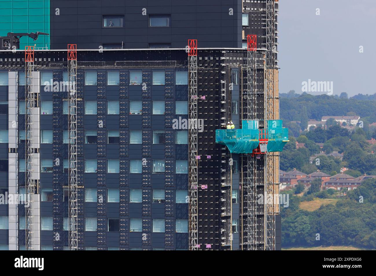 Sostituzione del rivestimento sullo Sky Plaza nel centro di Leeds Foto Stock