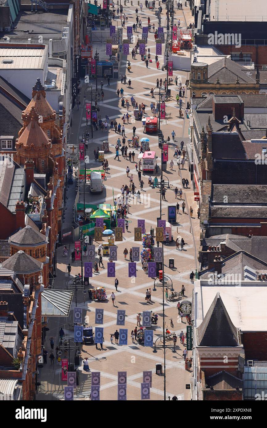 Una vista panoramica di Briggate nel centro di Leeds dal tetto dell'edificio di appartamenti Scape. Foto Stock