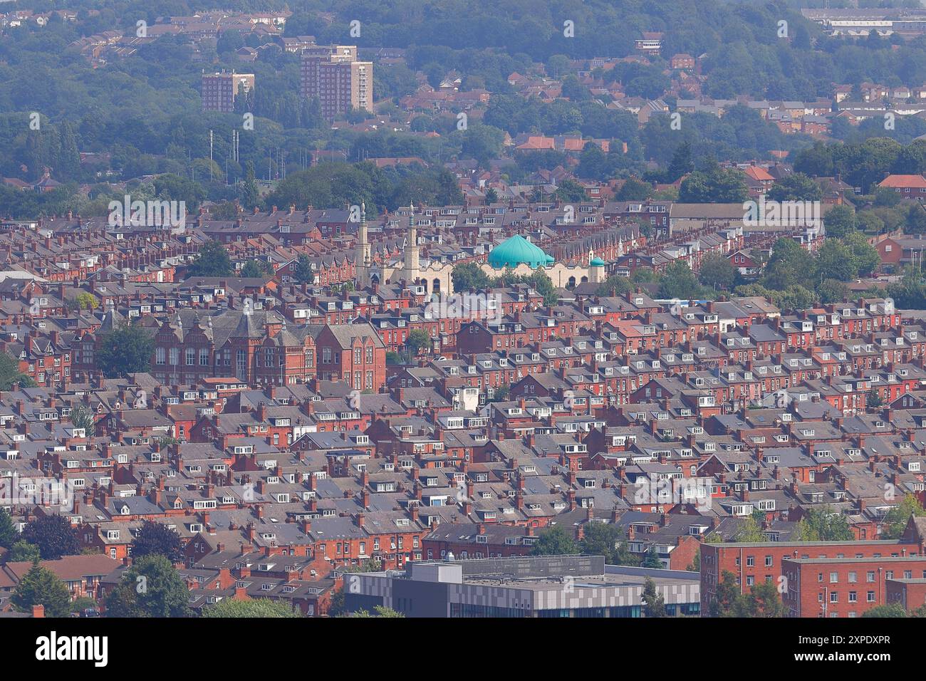 Una vista di Harehills dal tetto di un alto edificio nel centro di Leeds, West Yorkshire, Regno Unito Foto Stock