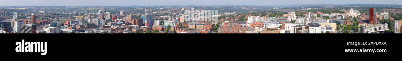 Una vista panoramica del centro di Leeds presa dal tetto dell'edificio di appartamenti per studenti Scape in Merrion Street. Foto Stock