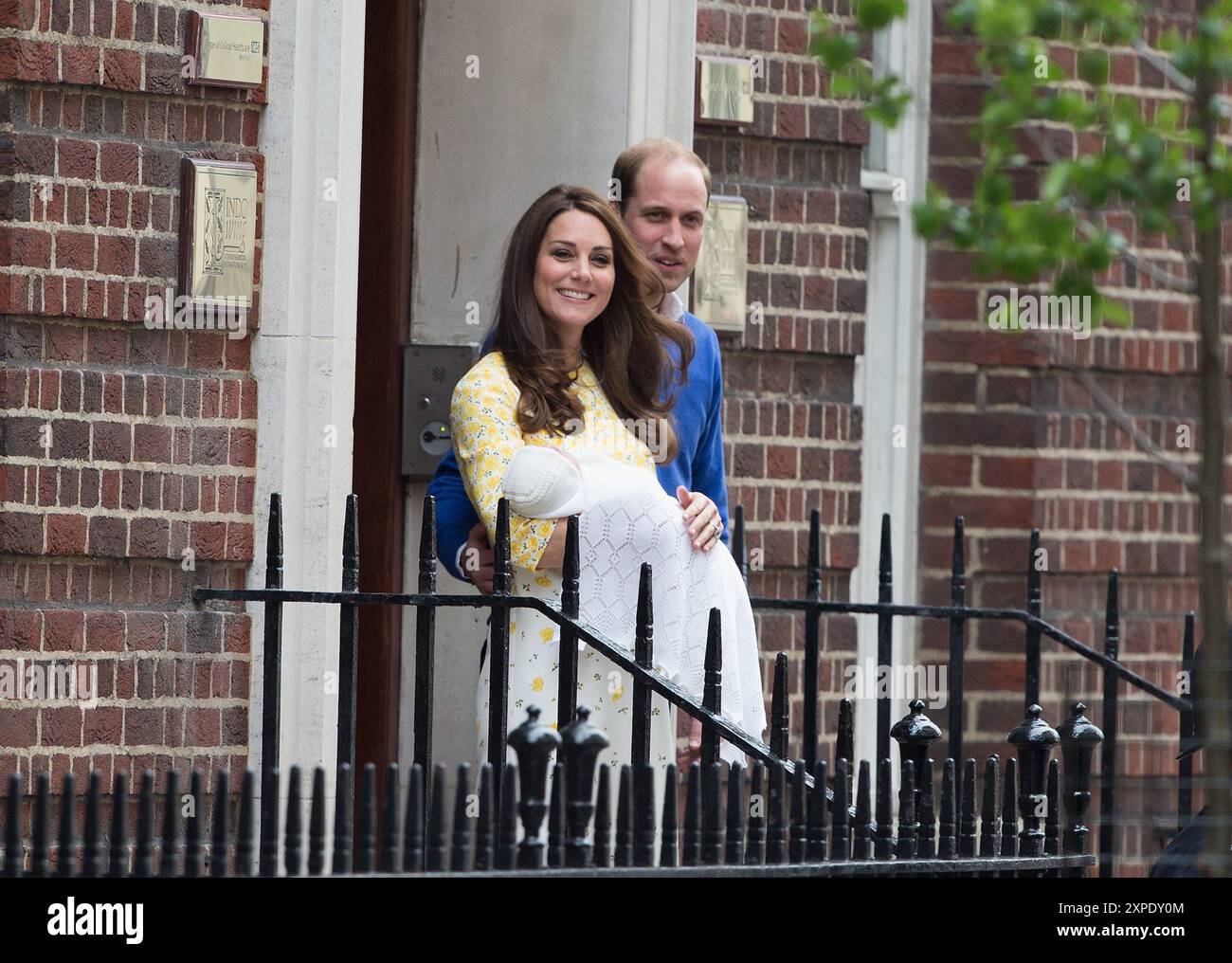 Londra, Regno Unito. 2 maggio 2015. La figlia di Kate e Prince William, Charlotte è nata al St Mary's Hospital di Paddington il 2 maggio 2015 a Londra, Inghilterra, Regno Unito. Credito: S.A.M./Alamy Live News Foto Stock