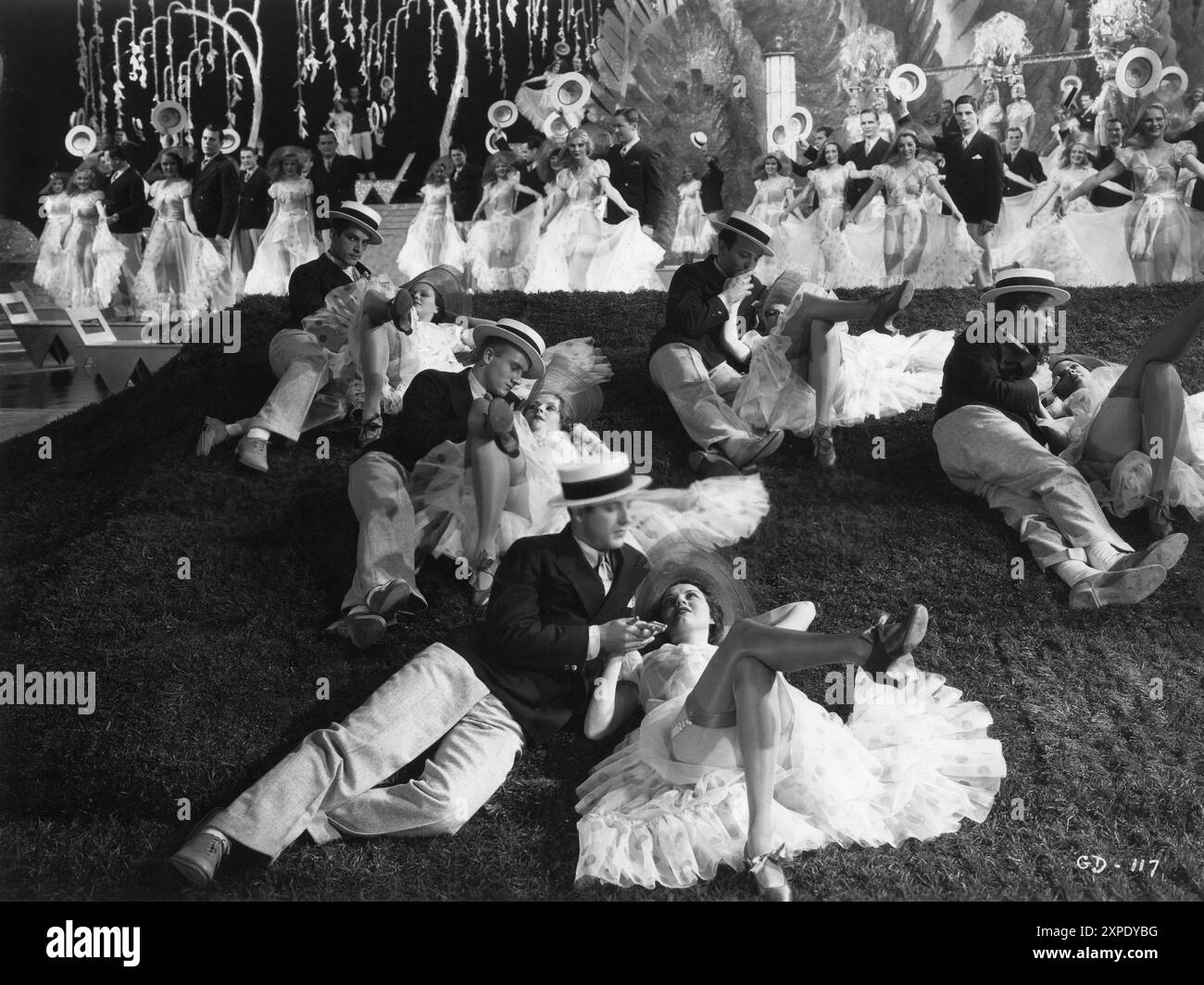 Pettin' in the Park musical Number from GOLD DIGGERS OF 1933 Director MERVYN Leroy Musical Numbers creato e diretto da BUSBY BERKELEY Play AVERY HOPWOOD Music and Lyrics di HARRY WARREN e AL DUBIN Costume Design ORRY-KELLY Warner Brothers Foto Stock
