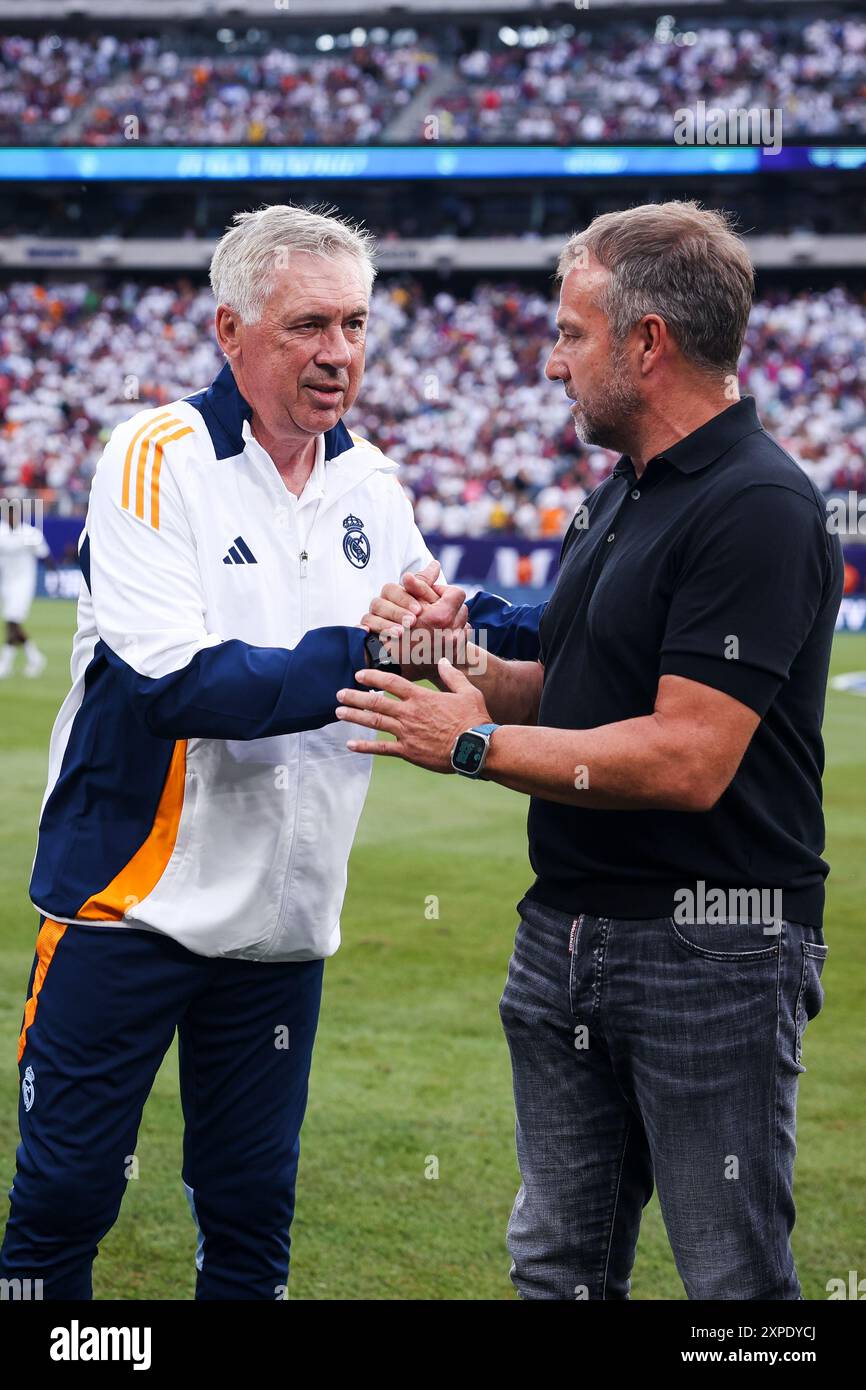 3 agosto 2024: East Rutherford, NJ, USA; il capo-allenatore del Real Madrid Carlo Ancelotti e il capo-allenatore del Barcellona Hansi Flick si incontrano prima del calcio d'inizio durante la partita preliminare Foto Stock