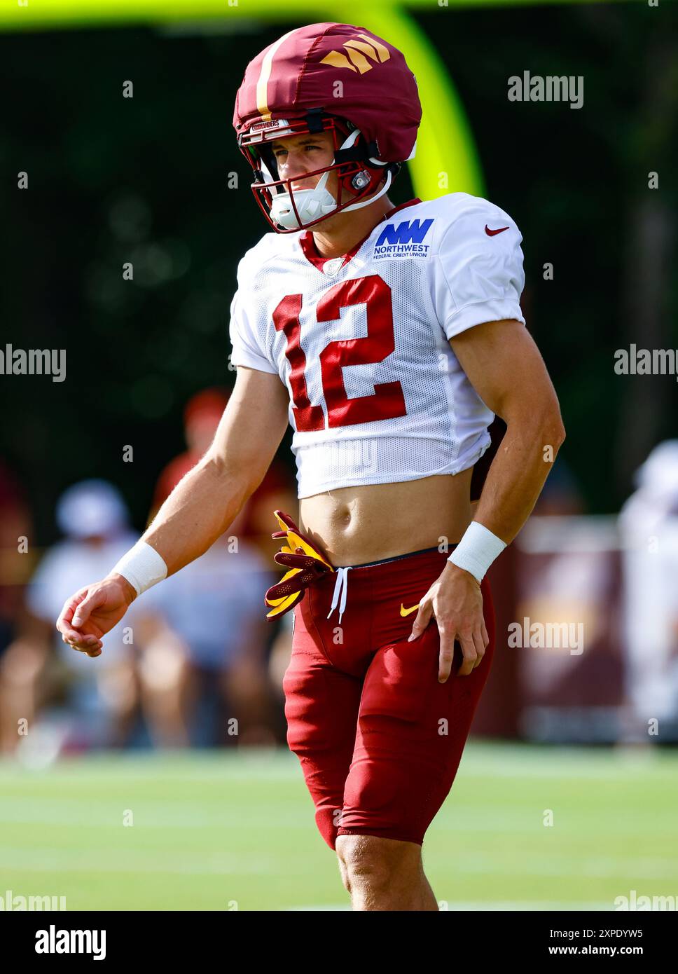 Washington Commanders wide receiver Luke McCaffrey (12) prima dell'inizio delle esercitazioni presso l'OrthoVirginia Training Center al Commanders Park di Ashburn, Virginia, il 4 agosto 2024 (Alyssa Howell/Image of Sport) Foto Stock