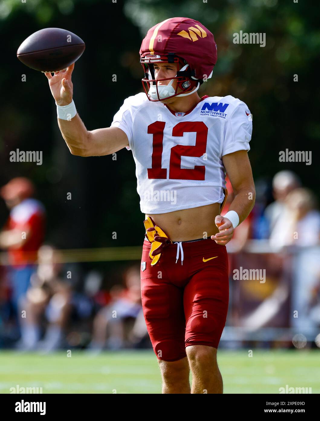 Washington Commanders wide receiver Luke McCaffrey (12) prima dell'inizio delle esercitazioni presso l'OrthoVirginia Training Center al Commanders Park di Ashburn, Virginia, il 4 agosto 2024 (Alyssa Howell/Image of Sport) Foto Stock
