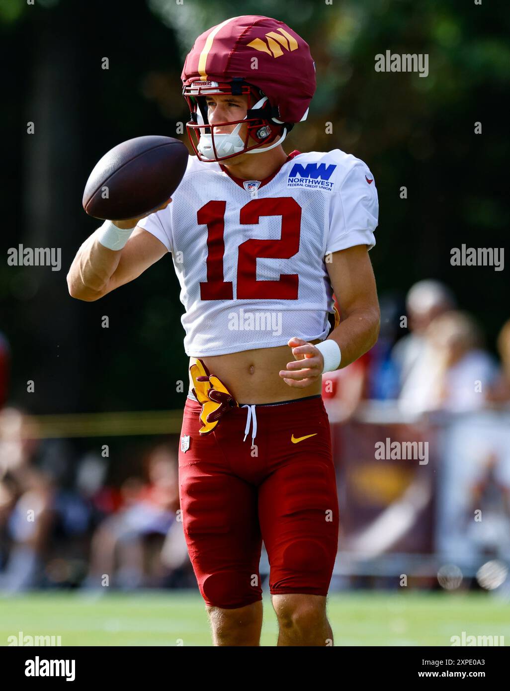 Washington Commanders wide receiver Luke McCaffrey (12) prima dell'inizio delle esercitazioni presso l'OrthoVirginia Training Center al Commanders Park di Ashburn, Virginia, il 4 agosto 2024 (Alyssa Howell/Image of Sport) Foto Stock