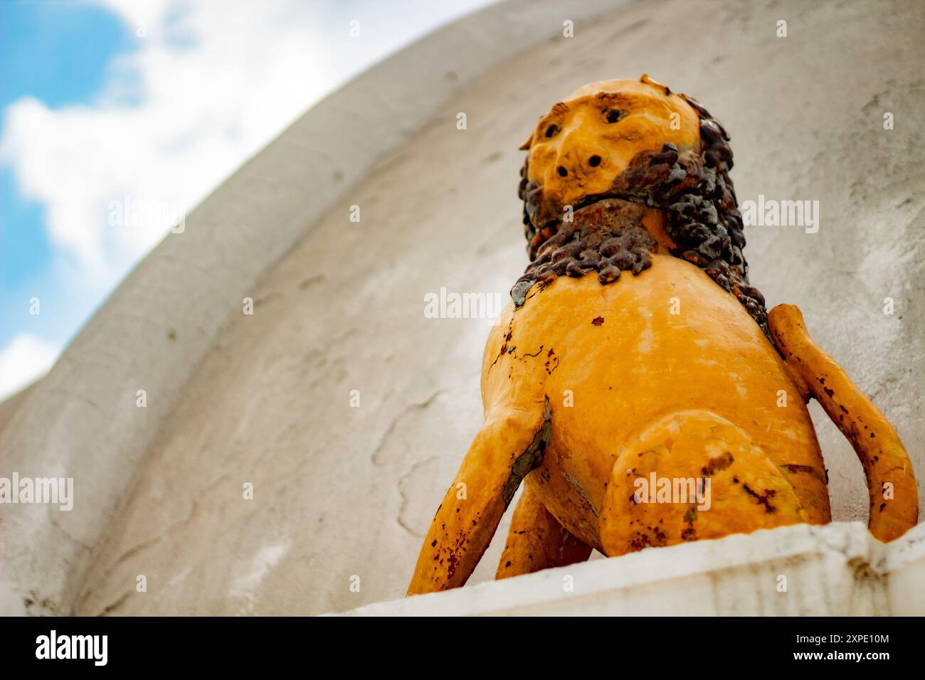 Leone ceramico smaltato nella cupola della chiesa la Merced, Antigua Guatemala Foto Stock