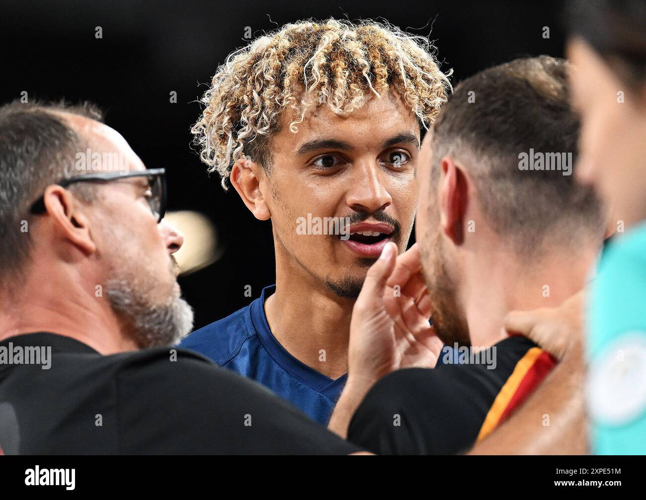 Parigi, Francia. 5 agosto 2024. Barthelemy Chinenyeze (2° L) di Francia si scusa con Moritz Karlitzek (2° R) di Germania durante i quarti di finale maschile di pallavolo tra Francia e Germania ai Giochi Olimpici di Parigi 2024 a Parigi, Francia, 5 agosto 2024. Crediti: Liu Dawei/Xinhua/Alamy Live News Foto Stock