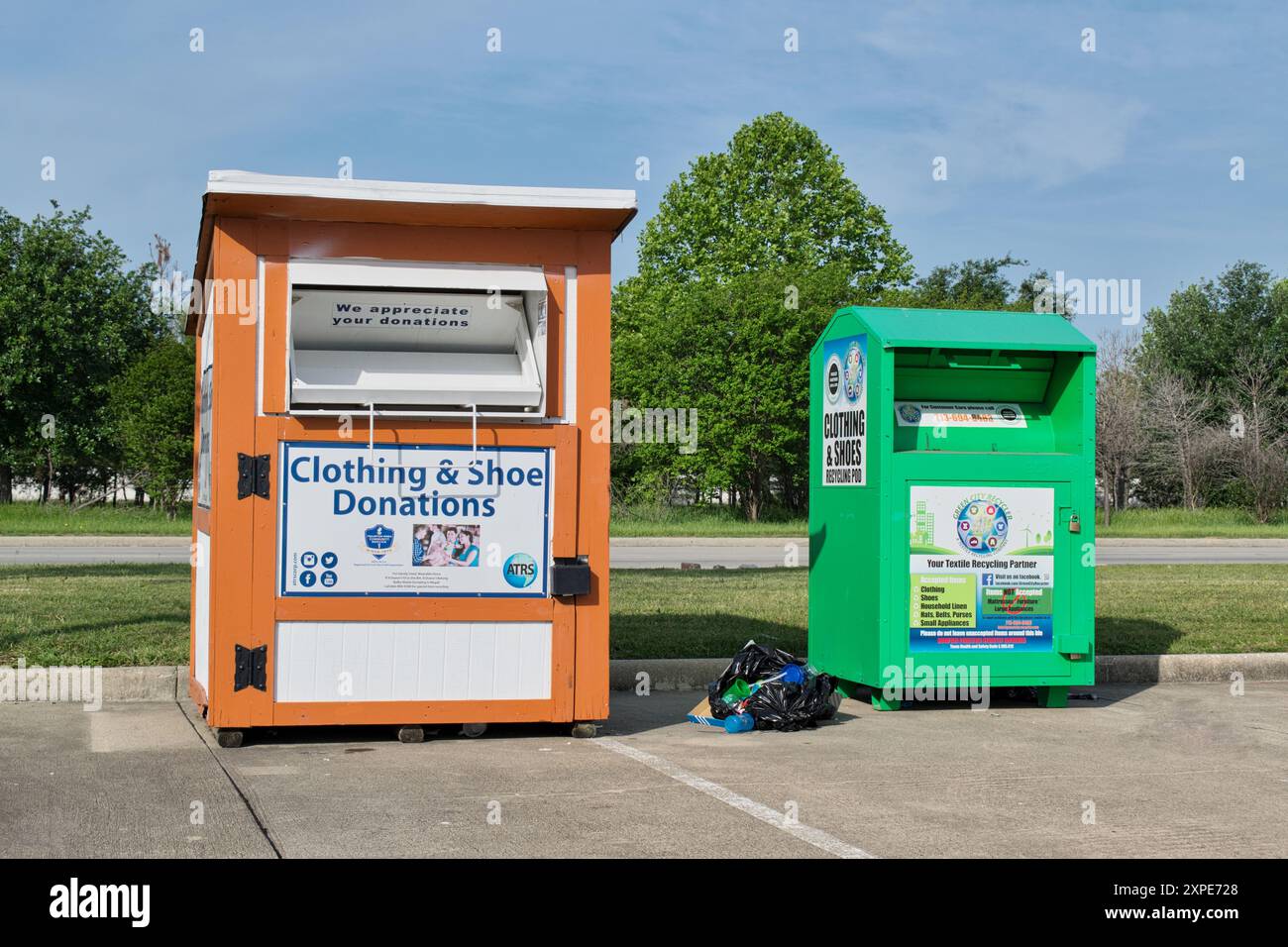 Houston, Texas USA 04-07-2024: Donazioni di scarpe da abbigliamento, donazioni di beneficenza. Foto Stock