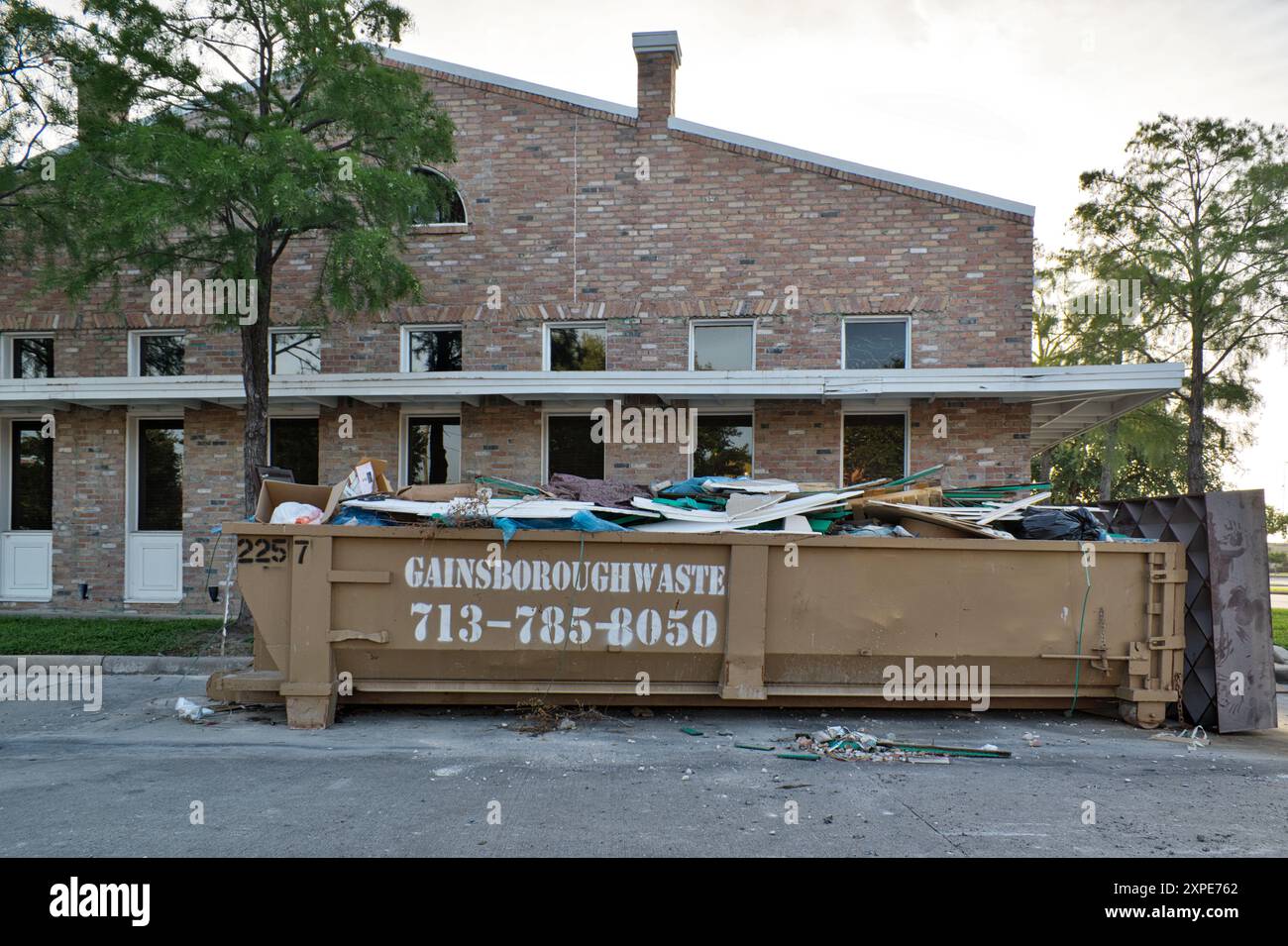 Houston, Texas USA 06-30-2024: Edificio di cassonetti per rifiuti Gainsborough. Foto Stock