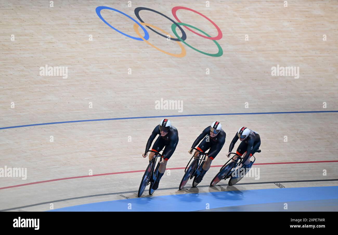 Parigi, Francia. 5 agosto 2024. Le atlete britanniche gareggiano durante le qualificazioni sprint della squadra femminile agli eventi di ciclismo su pista ai Giochi Olimpici di Parigi 2024 a Parigi, Francia, il 5 agosto 2024. Crediti: HU Huhu/Xinhua/Alamy Live News Foto Stock
