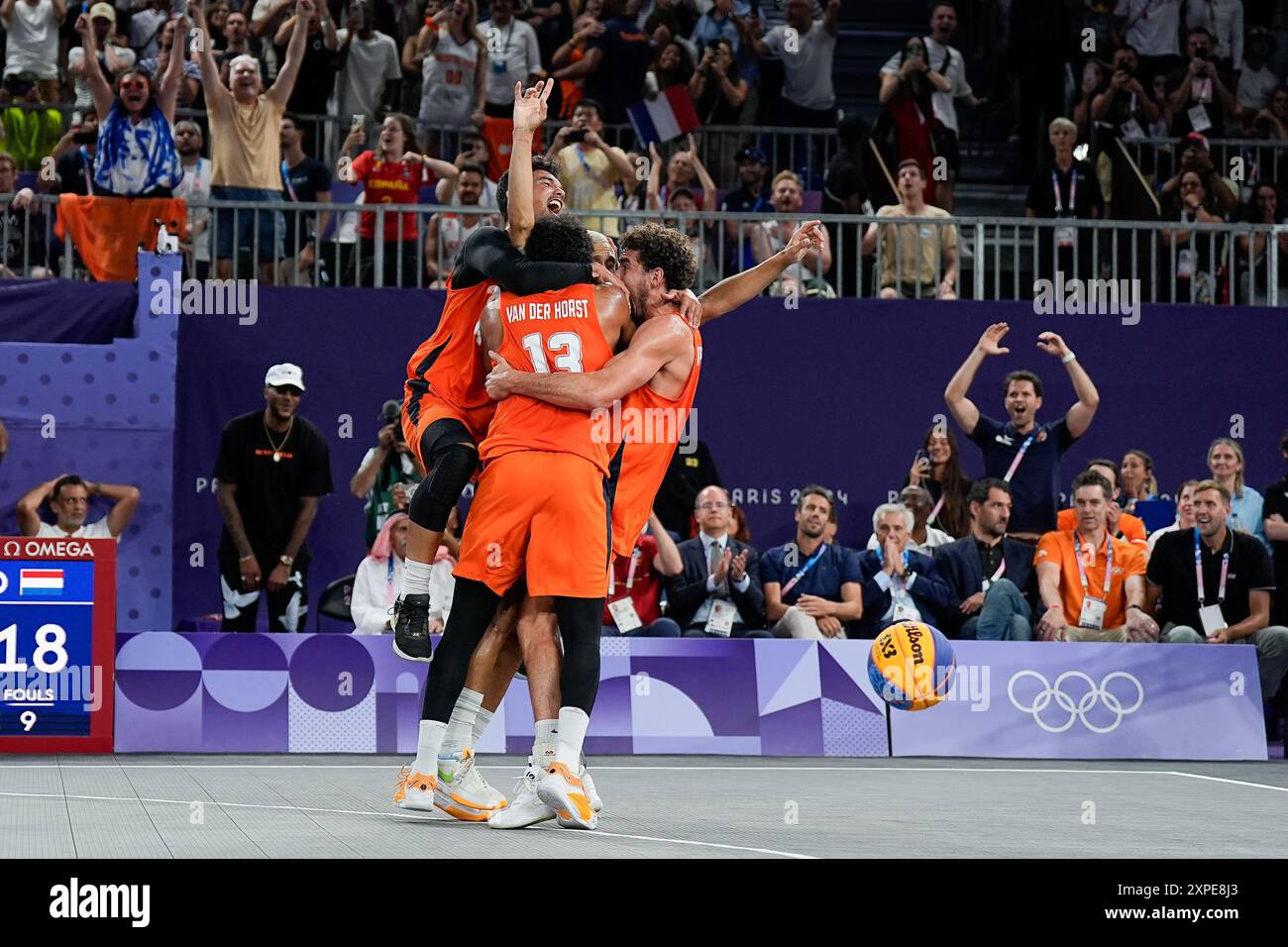 Parigi, Francia. 5 agosto 2024. PARIGI, FRANCIA - 5 AGOSTO: I Paesi Bassi degni di De Jong e Arvin Slagter celebrano il suo ultimo punto vincendo la medaglia d'oro durante la finale di basket maschile 3x3 il giorno dieci dei Giochi Olimpici di Parigi 2024 all'Esplanade Des Invalides il 5 agosto 2024 a Parigi, Francia. (Daniela Porcelli/SPP) credito: SPP Sport Press Photo. /Alamy Live News Foto Stock