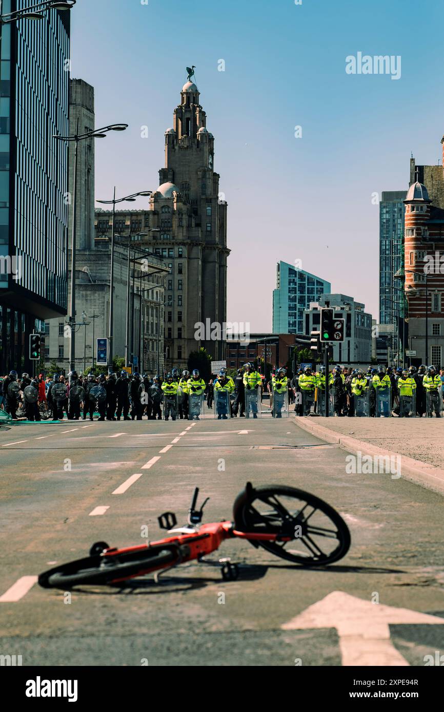 Polizia antisommossa a Liverpool durante la marcia fascista "SAVE the Children" e SUTR Counter Protestation a Liverpool il 3 agosto 2024 Foto Stock