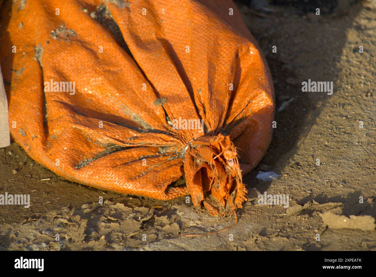 sacco di sabbia arancione pesante a terra Foto Stock