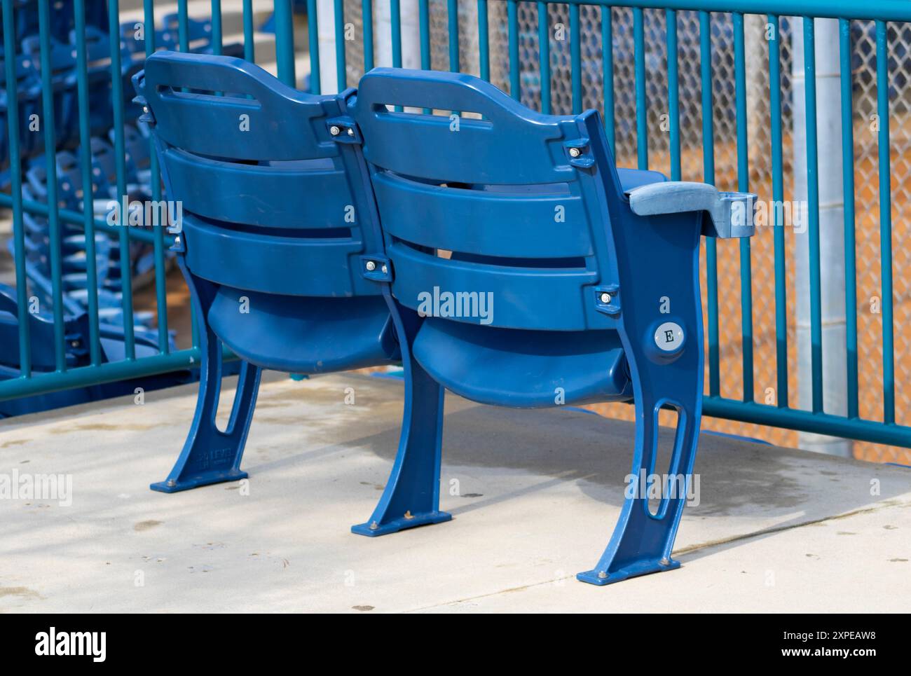 sedie blu al campo da baseball Foto Stock