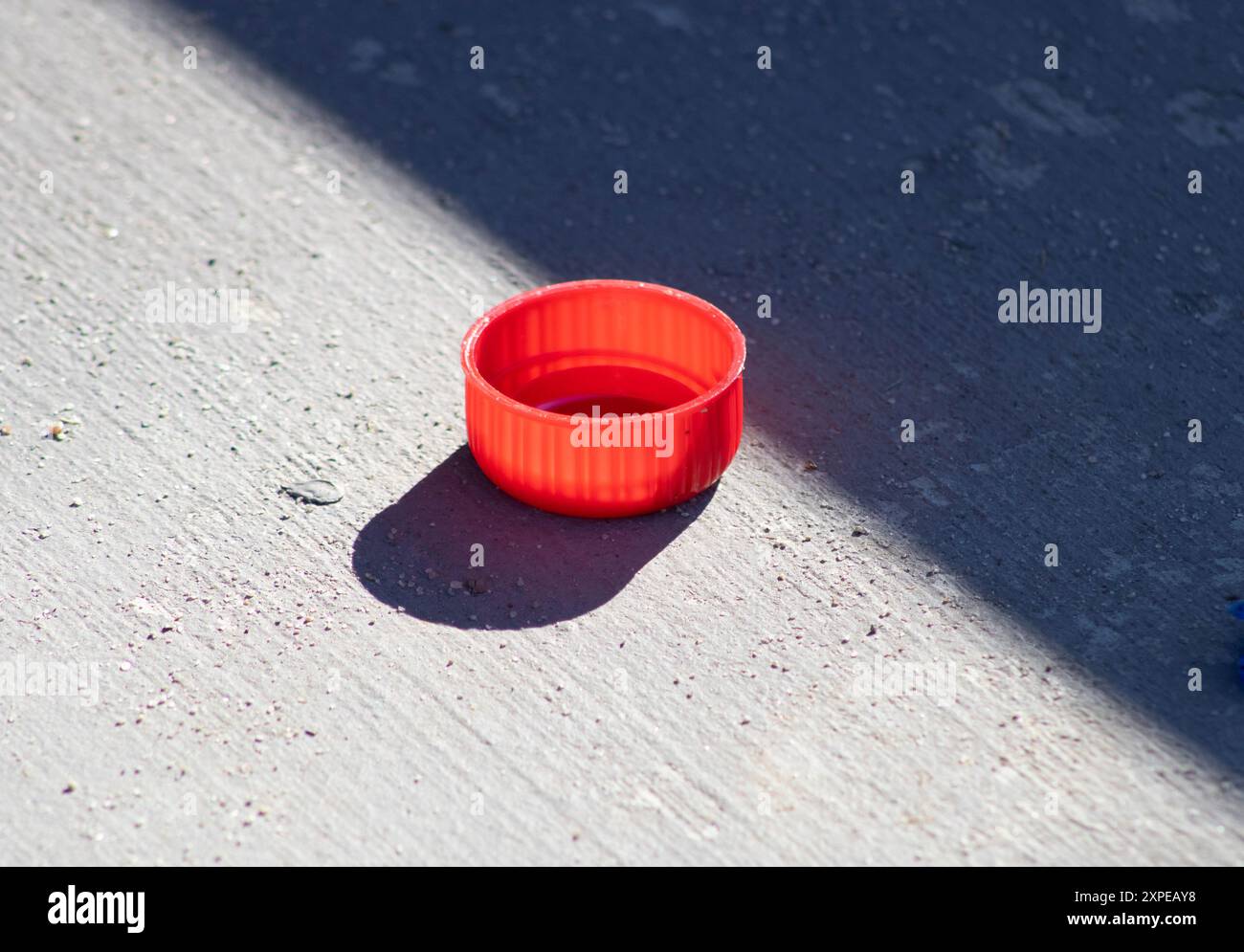 avvitare il coperchio per la parte superiore del contenitore Foto Stock