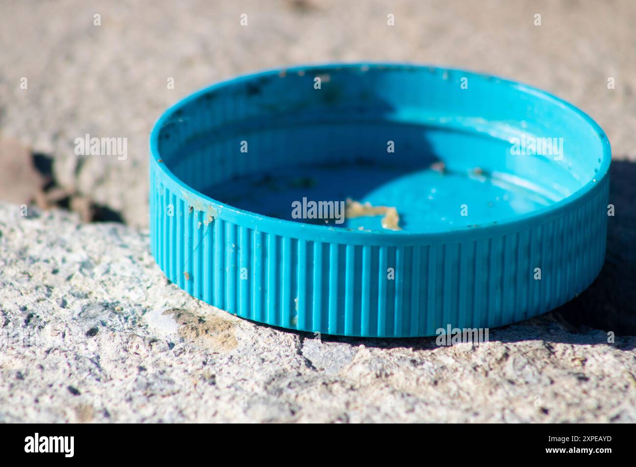 avvitare il coperchio per la parte superiore del contenitore Foto Stock