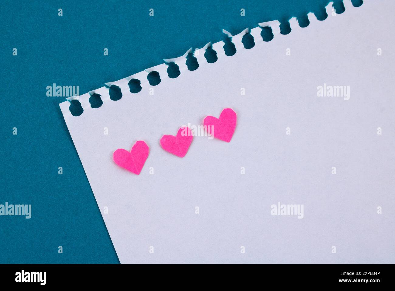 Nota con una frase d'amore espressa con tre cuori Foto Stock