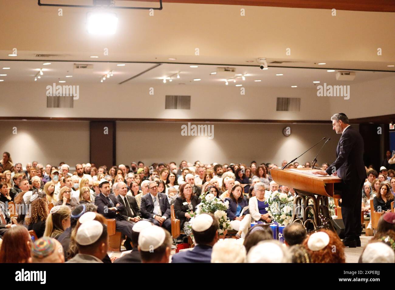 Console generale d'Israele nel Pacifico sud-occidentale Israel Bachar parla a una veglia della comunità ebraica di Los Angeles per Israele. Foto di Raquel G. Frohlich. Foto Stock
