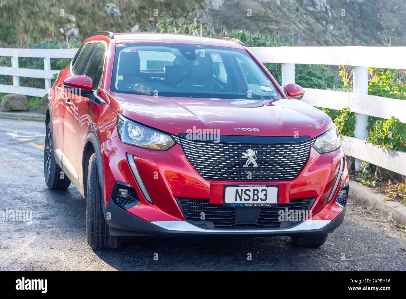 Peugeot 2023 SUV crossover subcompatto parcheggiato su Summit Road, Penisola di Banks, Canterbury, nuova Zelanda Foto Stock