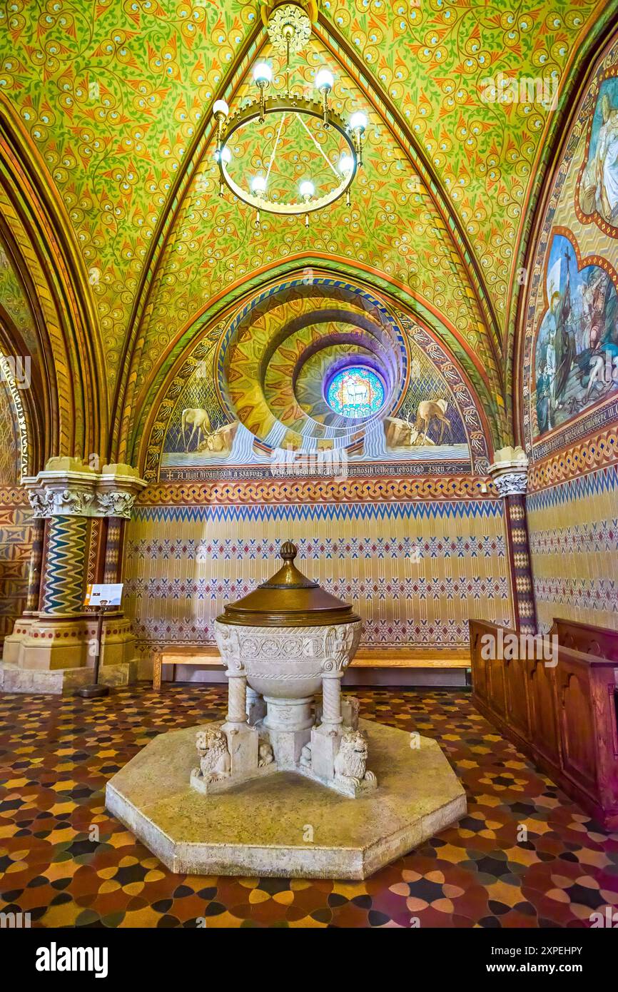BUDAPEST, UNGHERIA - 28 FEBBRAIO 2022: Il fonte battesimale nella sala eccezionale della Chiesa di Mattia, il 21 febbraio a Budapest, Ungheria Foto Stock
