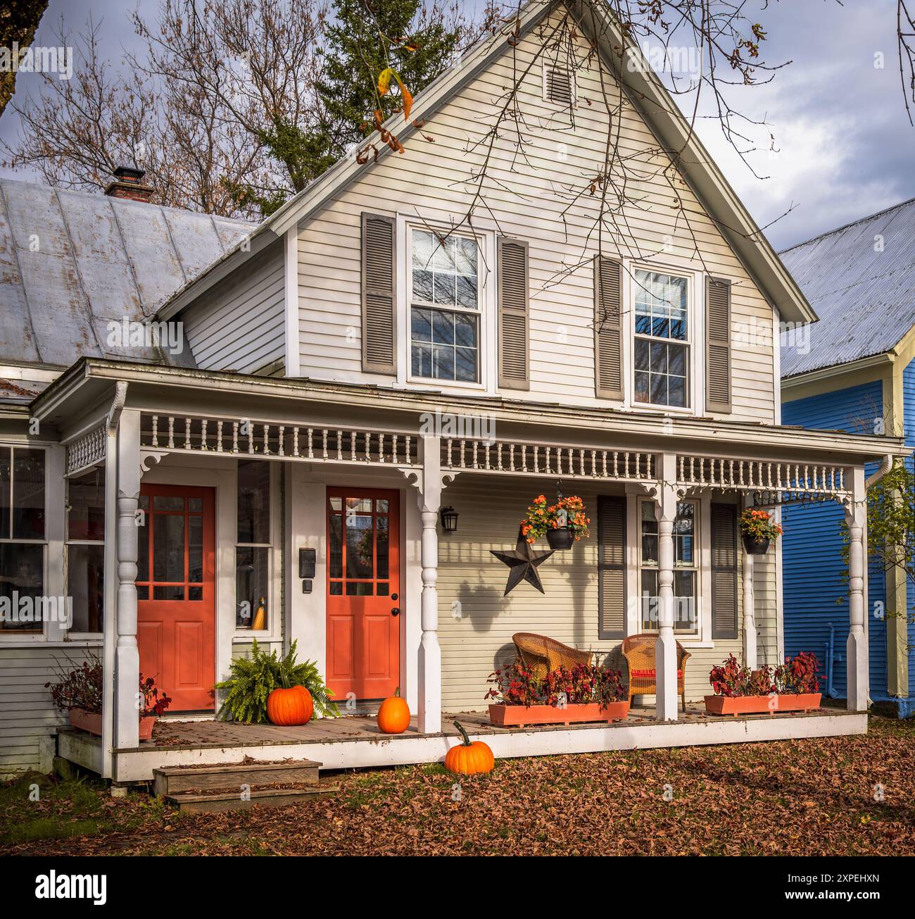 Affascinante vecchia casa in autunno con zucche, Vermont, New England, Stati Uniti Foto Stock