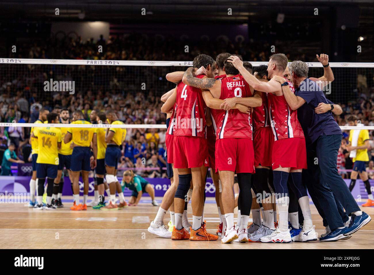 Parigi, Francia. 5 agosto 2024. Parigi, Brasile. 5 agosto 2024. FRANCIA - PARIGI - 08/05/2024 - GIOCHI OLIMPICI PARIGI 2024, PALLAVOLO MASCHILE, USA x BRASILE - i giocatori USA celebrano la vittoria contro il Brasile dopo i quarti di finale maschile di pallavolo tra USA e Brasile il decimo giorno delle Olimpiadi di Parigi 2024, all'Arena di Parigi, il 5 agosto 2024, a Parigi, in Francia. Foto: Rodolfo Buhrer/AGIF (foto di Rodolfo Buhrer/AGIF/Sipa USA) credito: SIPA US/Alamy Live News Foto Stock
