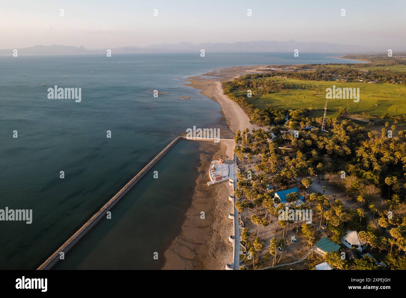 Vista aerea della spiaggia e dei campi di riso a Kupang, Nusa Tenggara orientale, Indonesia Foto Stock