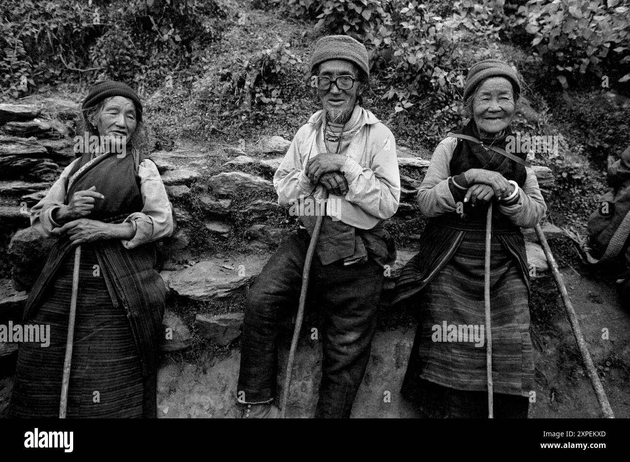 Tre Senior Sherpa si riposano lungo il sentiero - regione di Solu in Nepal Foto Stock